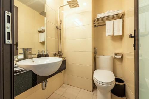 łazienka z toaletą i umywalką w obiekcie Westlake Tay Ho Hotel 696 Lạc Long Quân w mieście Hanoi