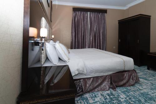 Кровать или кровати в номере Maset Al Masem Serviced Apartments