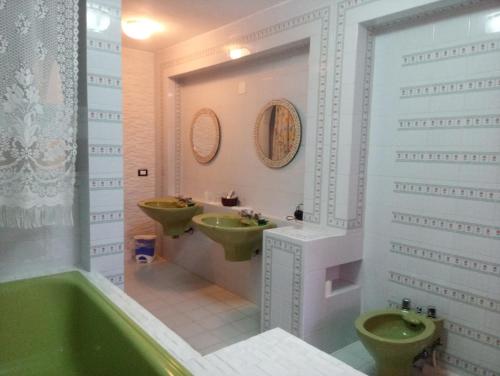Villa Corrias tesisinde bir banyo