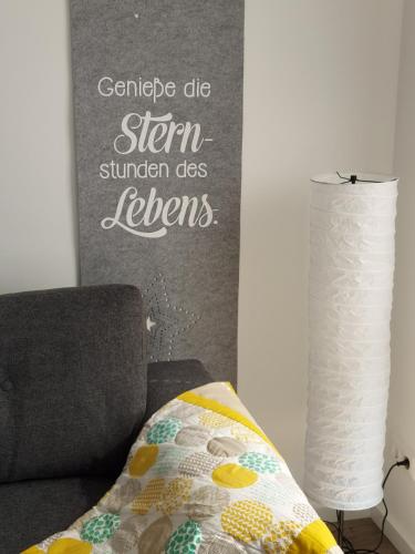 - un mur avec un oreiller et un rouleau de serviettes en papier dans l'établissement Ferienwohnung Langgöns, à Langgöns