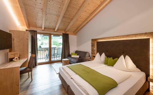 Postel nebo postele na pokoji v ubytování Unterlutaschg-Chalet Appartement am Hof