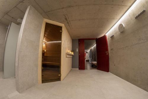 un couloir avec une porte ouverte dans un bâtiment dans l'établissement Hotel Karel IV., à Turnov