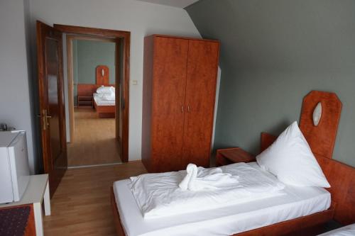 a bedroom with a bed and a wooden cabinet at Bone To in Salzgitter