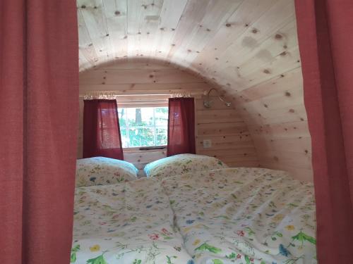 1 dormitorio con 1 cama en una cabaña de madera en Fuchsbau, en Walsrode