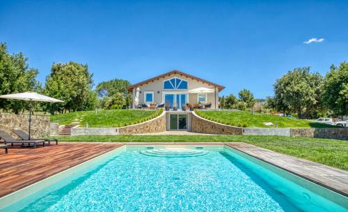 una casa con piscina e una casa di BAITA MAORE luxury rooms & Spa a Làconi
