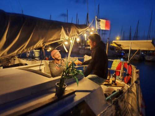 ブローニュ・シュル・メールにあるAlta Mar, Nuit insolite sur l'eauの二人の船に座っている