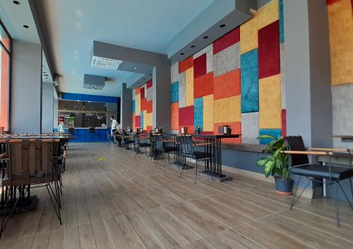 un ristorante con tavoli, sedie e pareti colorate di Luna Mare Resort Mersin a Mersin