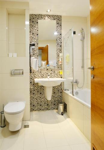 Ein Badezimmer in der Unterkunft Garni Hotel Centar