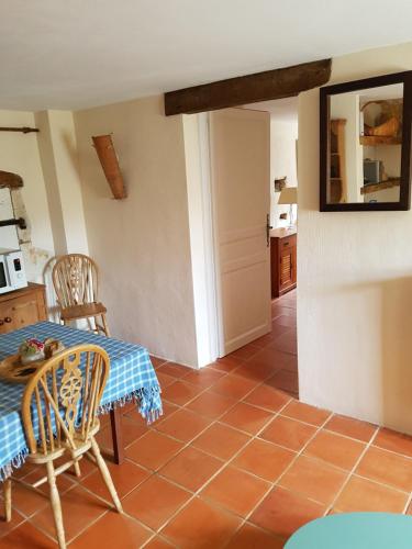 une salle à manger avec une table et des chaises et une cuisine dans l'établissement Mas Sarrat Apartment, à Lherm