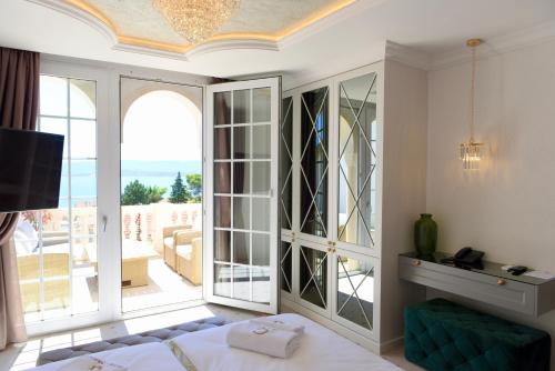 TV a/nebo společenská místnost v ubytování Villa Giardino Heritage Boutique Hotel Bol