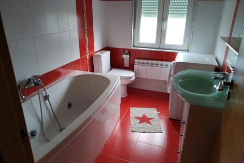 łazienka z wanną, toaletą i umywalką w obiekcie CASA BUITURON w mieście Cee