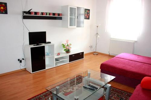sala de estar con sofá rojo y mesa en Ubytování Sušice, en Sušice