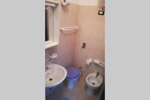 a bathroom with a toilet and a sink at T Rooms - Appartamento Dafne in Casale Monferrato