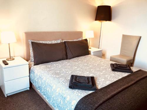 een slaapkamer met een bed en een dienblad bij AC Lounge 125 in Rochford