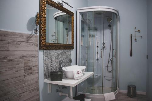 y baño con ducha, lavabo y espejo. en B&B Alessandro, en Villa Lagarina
