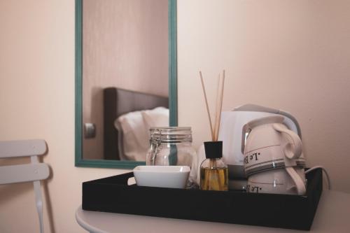 - un plateau/bouilloire et d'autres articles sur une table dans l'établissement B&B Alessandro, à Villa Lagarina