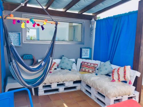 コラレホにあるBlue Dream Playaのベッド2台とハンモックが備わる客室です。