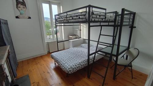 Двухъярусная кровать или двухъярусные кровати в номере La Batisse de Saint-Chamond ( chambres )