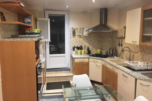 Küche mit Glastisch in der Unterkunft Irigny: Maison calme à 10 minutes de Lyon in Irigny