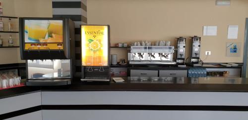 a counter in a coffee shop with a sign on it at Hospedaje O Camiño in O Barco de Valdeorras