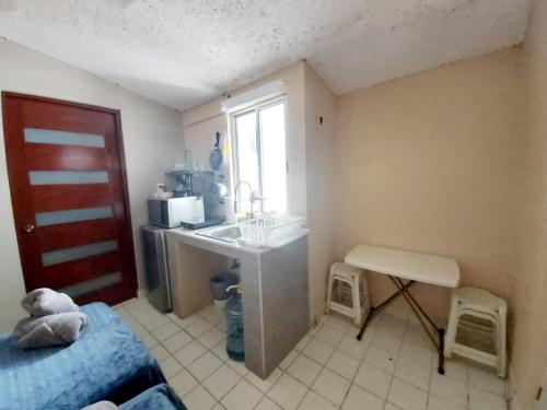 um quarto com uma cozinha com um lavatório e uma cama em Casa Soliman - Cancun Centro Market28 Cable TV HBO FOX Netlix em Cancún