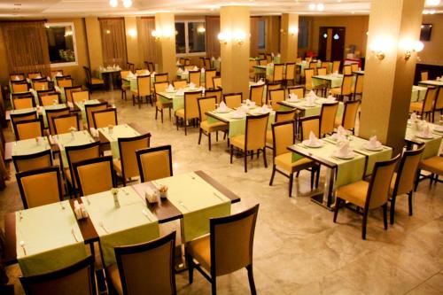 Adanava Hotelにあるレストランまたは飲食店