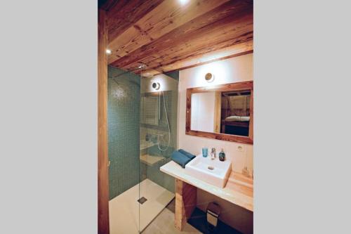 Koupelna v ubytování chalet coup de coeur+véhicule 4*4 ; 9 places à dispo