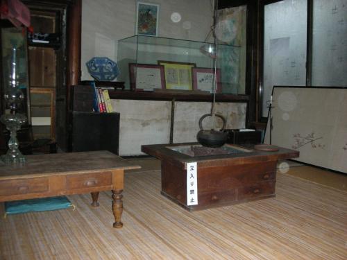 松江市にある福間館のデスク、テーブル、ポットが備わる客室です。