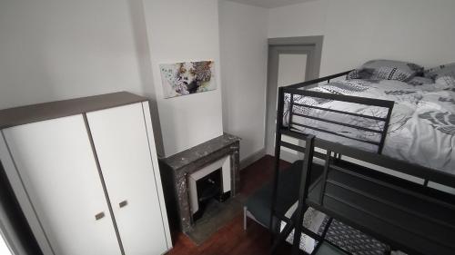 Ένα ή περισσότερα κρεβάτια σε δωμάτιο στο Appart - Hotel La Batisse de Saint-Chamond