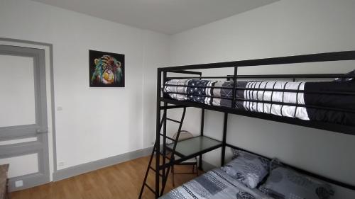 Tempat tidur susun dalam kamar di Appart - Hotel La Batisse de Saint-Chamond