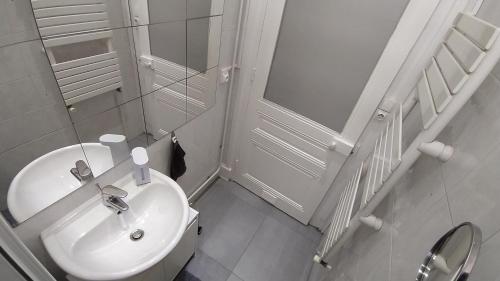 Ένα μπάνιο στο Appart - Hotel La Batisse de Saint-Chamond