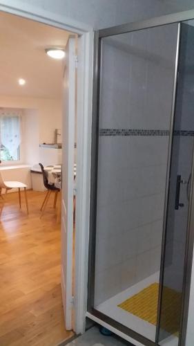 eine Glastür im Wohnzimmer in der Unterkunft Ferme Maya in Saint-Genest-Lerpt