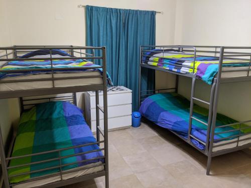 Двухъярусная кровать или двухъярусные кровати в номере Ain El Sokhna ground floor, with Pool & Sea view