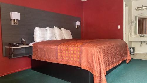 Ένα ή περισσότερα κρεβάτια σε δωμάτιο στο Windsor Inn Lake Havasu City