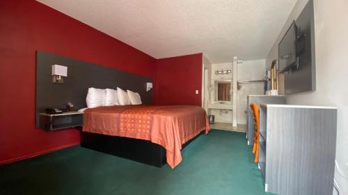 Ένα ή περισσότερα κρεβάτια σε δωμάτιο στο Windsor Inn Lake Havasu City