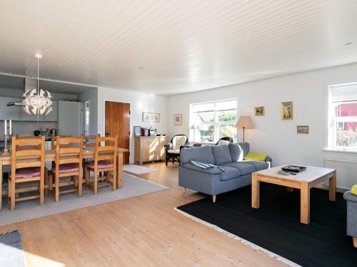Il comprend un salon avec une salle à manger et une cuisine. dans l'établissement 8 person holiday home in Skagen, à Skagen