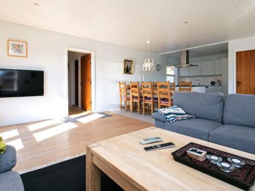 - un salon avec un canapé et une table dans l'établissement 8 person holiday home in Skagen, à Skagen