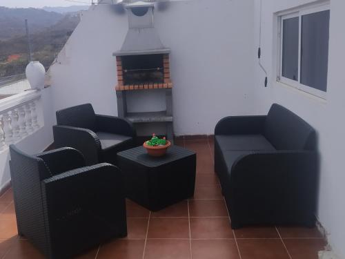 sala de estar con 2 sillas y mesa en El Balcón del Sol, en Arucas