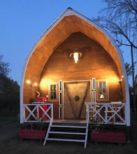 a small cabin with a large arched doorway at Cabañas El Desván in Puente Negro