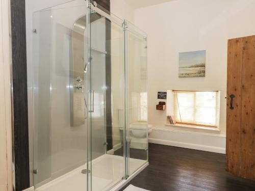 uma cabina de duche em vidro numa casa de banho com WC em Cooper's Cottage em Pickering