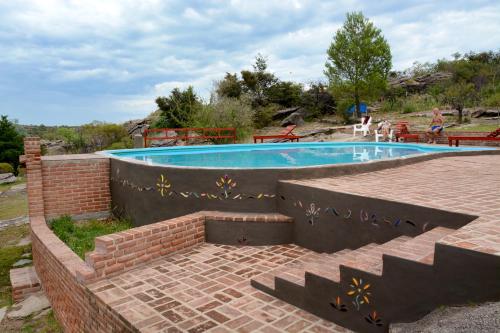Bazén v ubytování LA TOMA Complejo de Montaña - Cabañas y Habitaciones en Hosteria nebo v jeho okolí