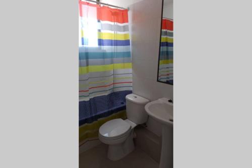 Ein Badezimmer in der Unterkunft AMUNATEGUI 173 Iquique Centro, ejecutivos