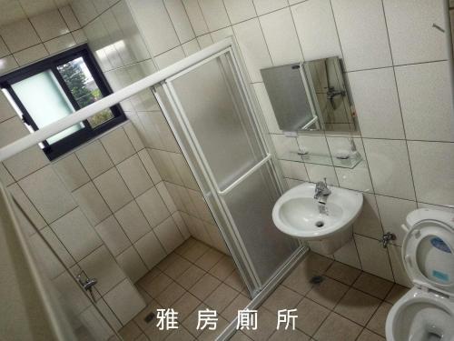 y baño con ducha, lavabo y aseo. en 酵法自然環保民宿, en Houlong