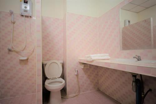 een roze badkamer met een toilet en een wastafel bij Kim Jek Cin 2 Hotel - โรงแรมกิมเจ็กซิน2 in Mukdahan