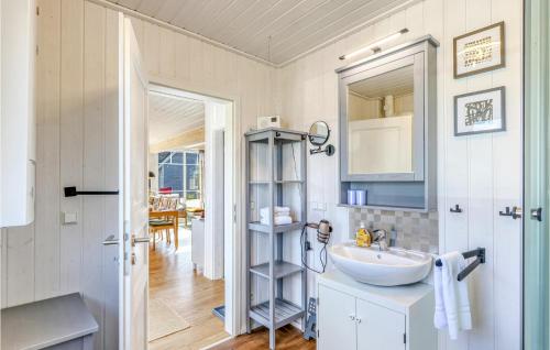 ein Bad mit einem Waschbecken und einem Spiegel in der Unterkunft 2 Bedroom Gorgeous Home In Zerpenschleuse in Zerpenschleuse