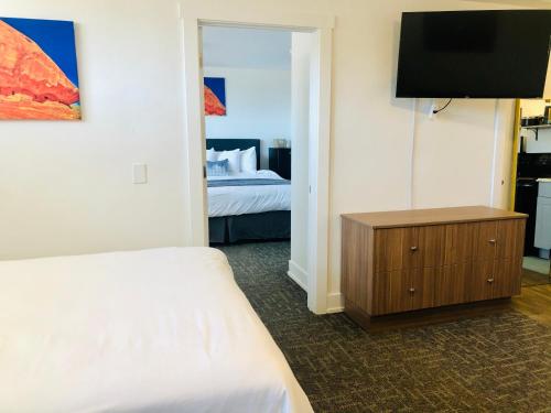 a hotel room with a bed and a television at Blue Sage Inn & Suites in Blanding