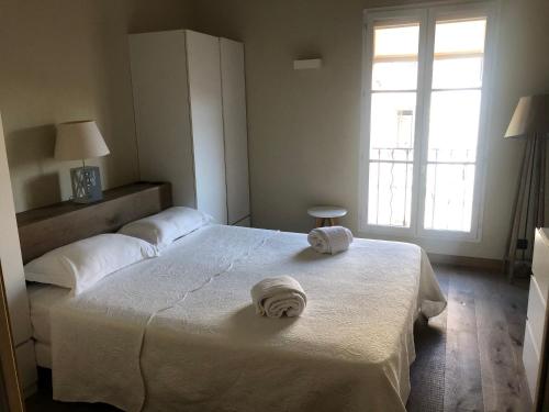 - une chambre avec 2 lits et des serviettes dans l'établissement Appartement Centre ville, à Porto-Vecchio