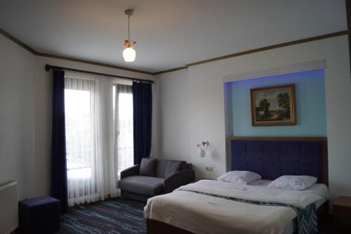 a hotel room with a bed and a chair at Fly inn Hotel Lounge in Machelen