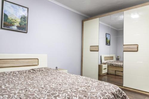 - une chambre avec un lit et un miroir dans l'établissement Dvor, à Donja Toponica