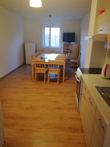 Dobrzeń Wielki的住宿－Apartament Dobrzeń Wielki，厨房以及带桌椅的用餐室。